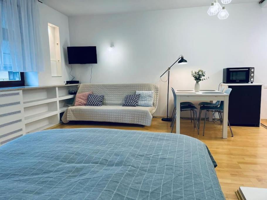 Shiraz Garden Apartment Warsaw